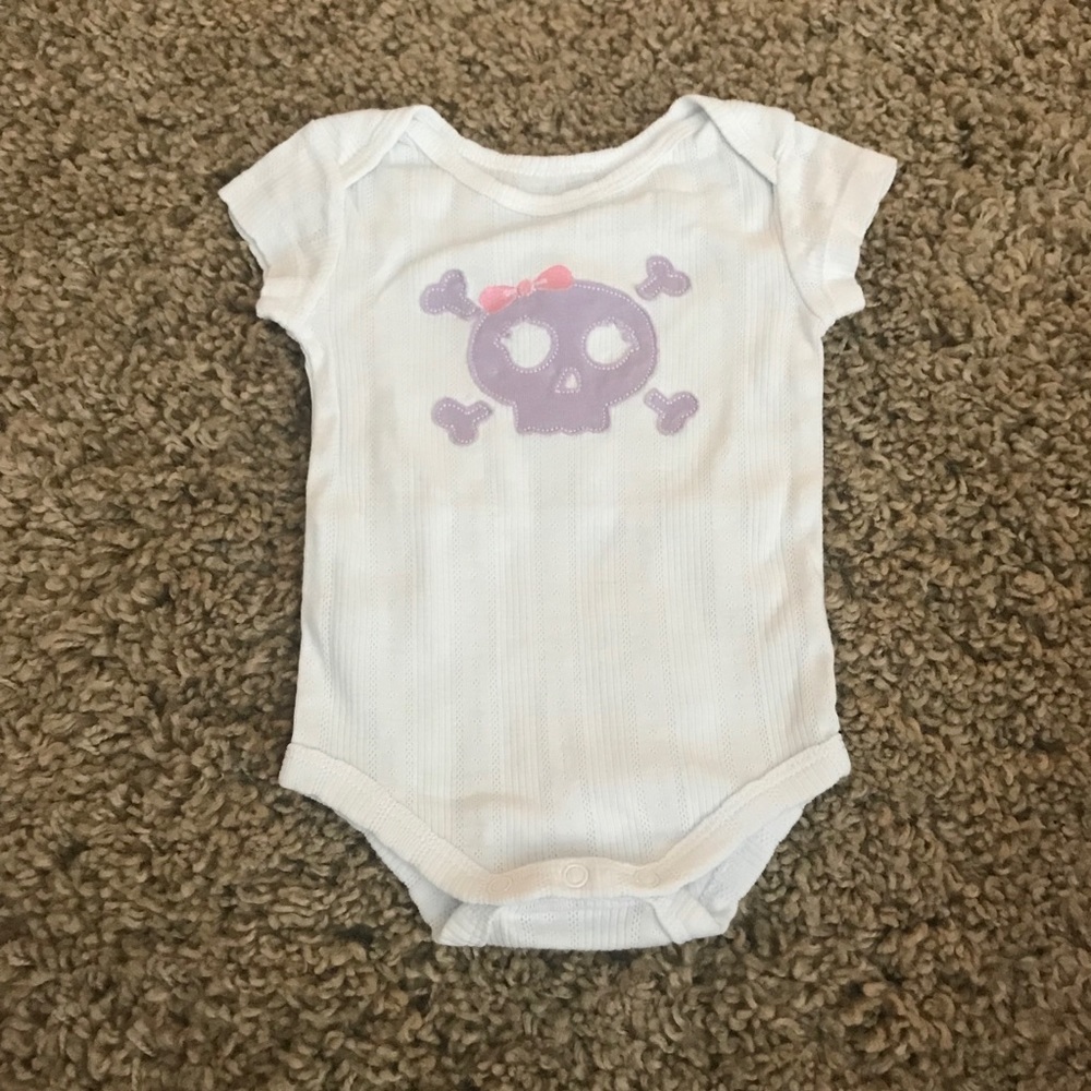 Like New Amy Coe skull onesie size 3-6 months